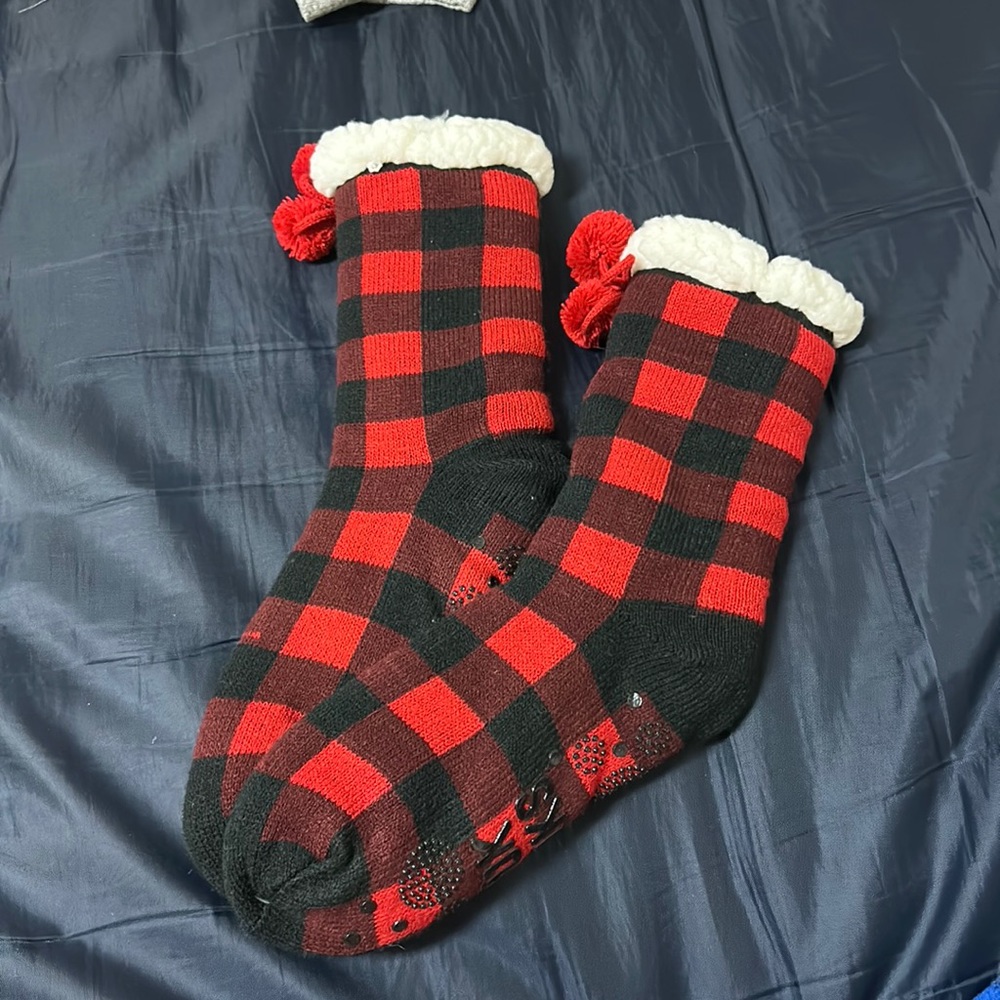 MUK LUKS fuzzy socks